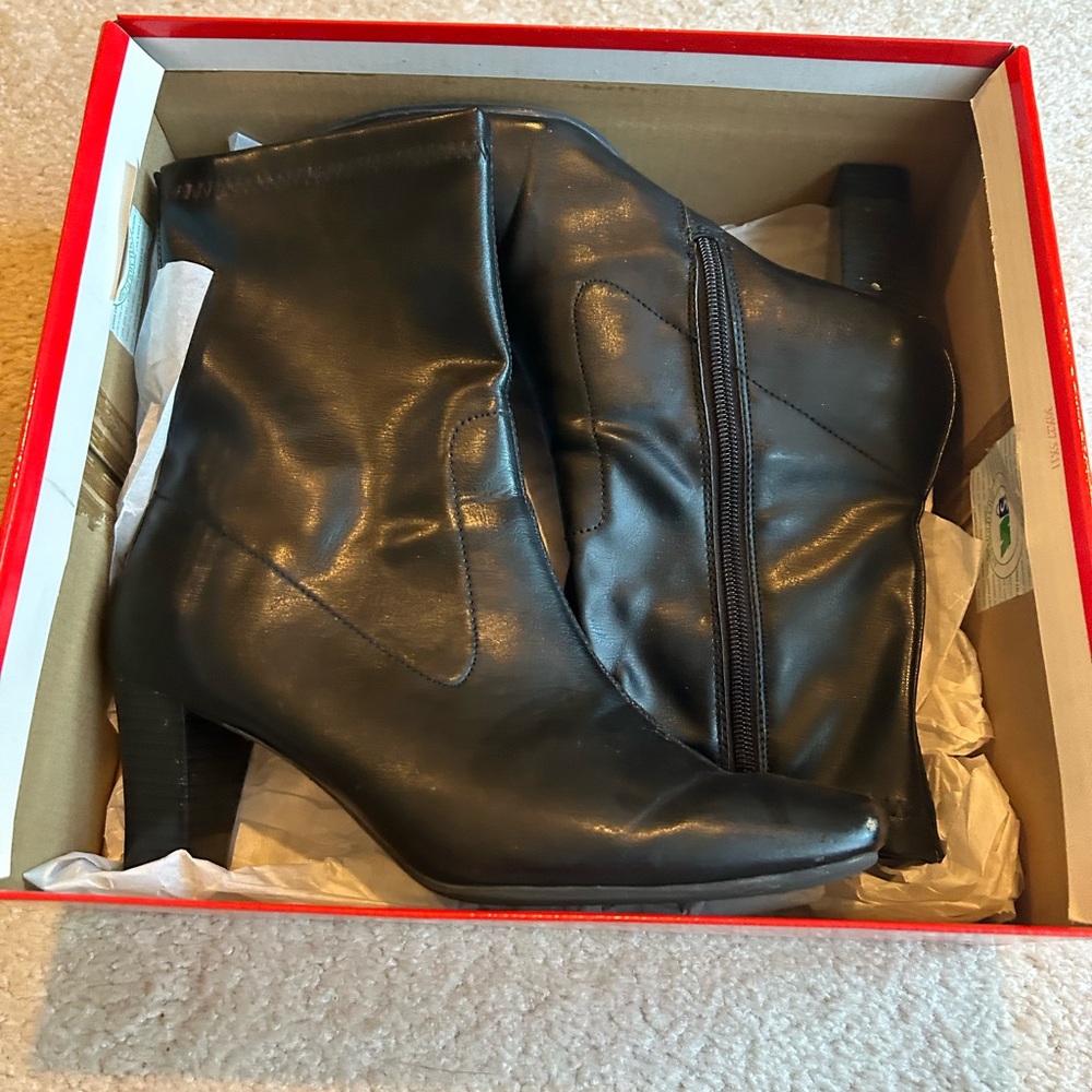 Size 7 brown aerosoles boots